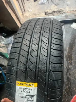 225/55/17 Dunlop Tire