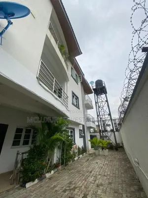 3bdrm Block of Flats in Off Castle And, Lekki for rent