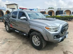 Toyota Tacoma SR5 2017 Gray