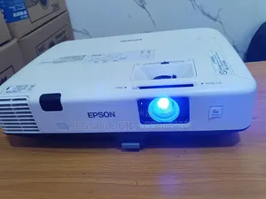 Epson Eb-1950 4500 Lumens 3lcd Professional Projector
