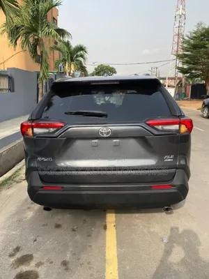 Toyota RAV4 XLE 2021 Gray