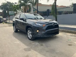 Toyota RAV4 XLE 2021 Gray