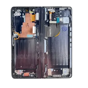 Professional Mobile Phone Technician With a Precision Machines