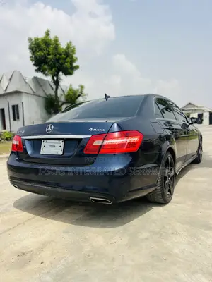 Mercedes-Benz E350 Base 4dr Sedan RWD (3.5L 6cyl 7A) 2010 Blue