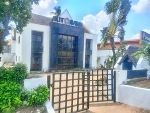 A Large 3 Bedroom Detached House With a 2 Bedroom Guest House