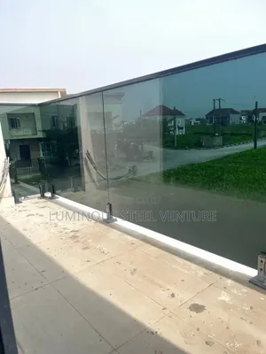 10mm Tempered Glass Railings With Black Aluminum U-Channels Offer