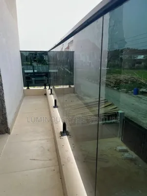 Glass ; Railing System Type: Continuous Profile ; Glass Thickness: 10m