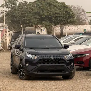 Toyota RAV4 XLE Premium 2021 Blue