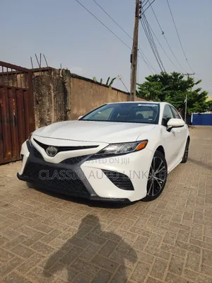 Toyota Camry SE (2.5L 4cyl 8A) 2019 White