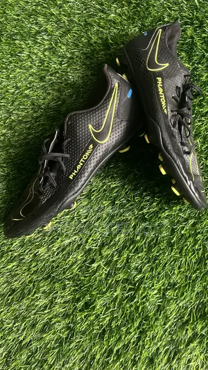 Nike Phantom Gt (Size 42)