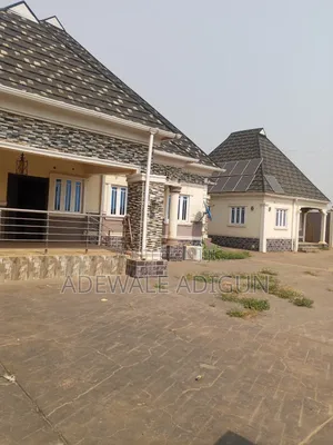 5bdrm Block of Flats in Abo Oluwa Estate, Iwo Road for sale