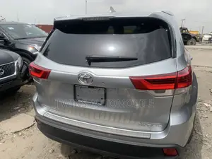 Toyota Highlander XLE 4x4 V6 (3.5L 6cyl 8A) 2017 Silver