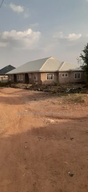 6bdrm Bungalow in Isokan Estate, Oluyole for sale