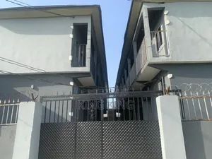 20 Rooms Hostel Bedsitter in Ugbomoro Fupre Ugbomoro, Warri for Sale