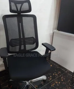 Durable Executive Office Chair–Strong Metal Base and Adjustable Lever.