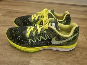 Nike Zoom Vomero 10 Sneakers