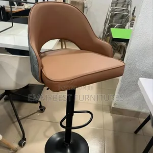 Quality Adjustable Height Swivel Bar Stool.