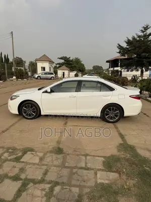 Toyota Camry SE w/Special Edition Pkg (2.5L 4cyl 6A) 2016 White