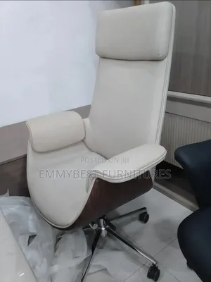 Executive Swivel Leather Office Chair.