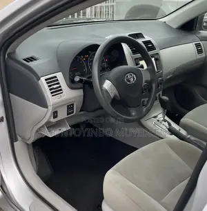 Toyota Corolla LE 4dr Sedan (1.8L 4cyl 4A) 2013 Silver