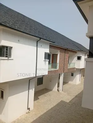 4bdrm Townhouse/Terrace in Lafiaji for sale