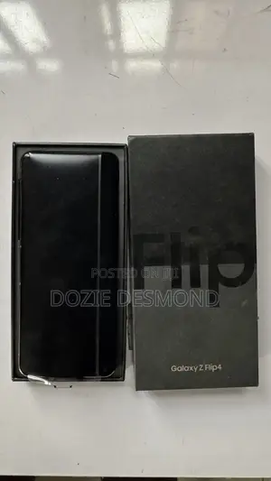 New Samsung Galaxy Z Flip4 128 GB Gold