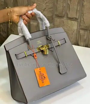 Hermès Birkin30 - Elegant Designer Bag.