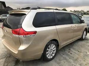Toyota Sienna 2011 Gold