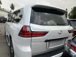 Lexus LX 570 AWD 2019 White