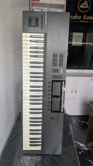 Komplete Kontrol S61 Mkii Studio Midi Keyboard