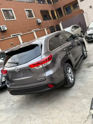 Toyota Highlander XLE 4dr SUV AWD (3.5L 6cyl 6A) 2015 Gray