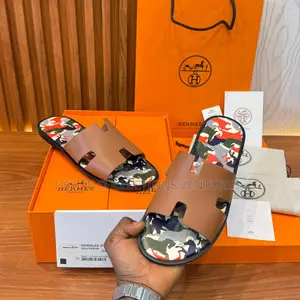 Hermes Izmir Sandals. Size: 40-48. Color: Gris Nuage /