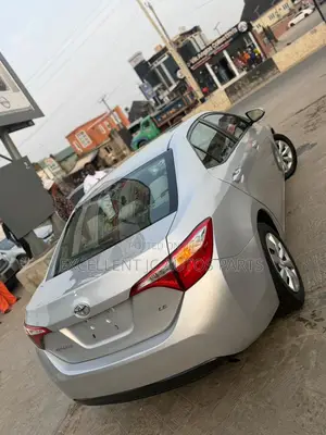 Toyota Corolla LE Premium 4dr Sedan (1.8L 4cyl CVT) 2014 Silver