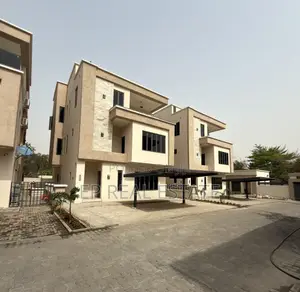 5bdrm Duplex in Wuse for sale