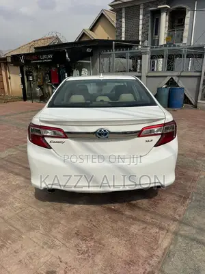 Toyota Camry XLE V6 4dr Sedan (3.5L 6cyl 6A) 2012 White