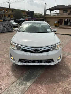 Toyota Camry XLE V6 4dr Sedan (3.5L 6cyl 6A) 2012 White