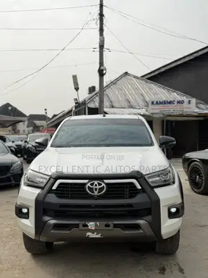Toyota Hilux 2022 White