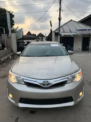 Toyota Camry XLE 4dr Sedan (3.5L 6cyl 6A) 2014 Gold