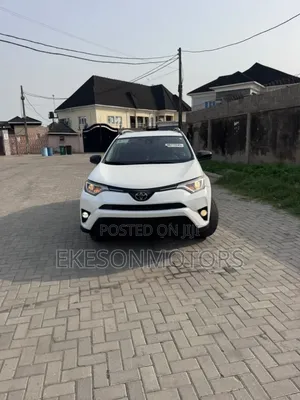 Toyota RAV4 LE 4dr SUV (2.5L 4cyl 6A) 2018 White