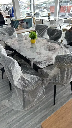 8 Seaters Dinning Table With Seaters.