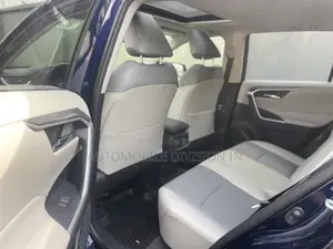 Toyota RAV4 XLE AWD 2020 Blue