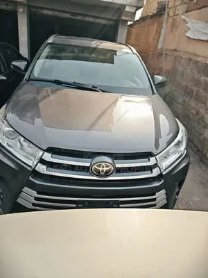 Toyota Highlander XLE 4x4 V6 (3.5L 6cyl 8A) 2017 Gray