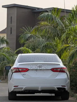 Toyota Camry SE FWD (2.5L 4cyl 8AM) 2018 White