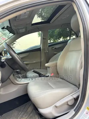 Toyota Corolla LE 4dr Sedan (1.8L 4cyl 4A) 2013 Silver