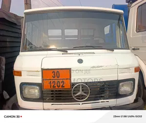 Mercedes Pickup 608 
Diesel Engine/ 6 Tires