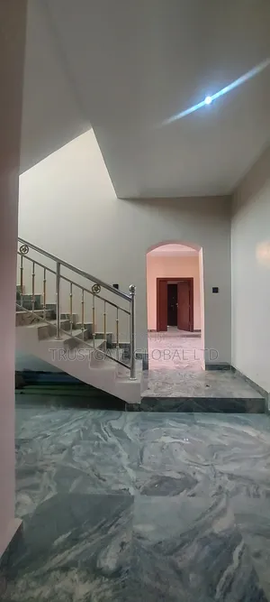 5bdrm Duplex in Broadview Estate, Idu Industrial for rent
