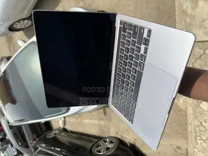 Laptop Apple MacBook Pro 2022 M2 8GB Apple M2 SSD 256GB