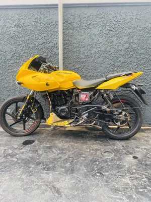 Bajaj Pulsar 220 F 2021 Yellow