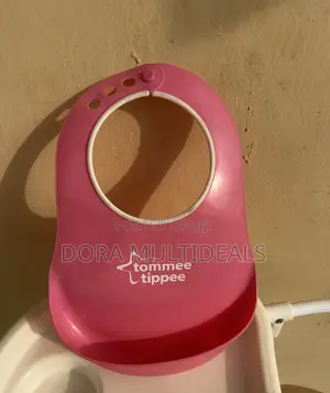 Tommee Tippee Essentials Comfi Bib, Designed for Babies and Toddlers