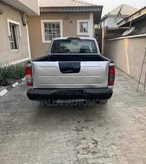 Nissan Frontier Automatic 2005 Silver